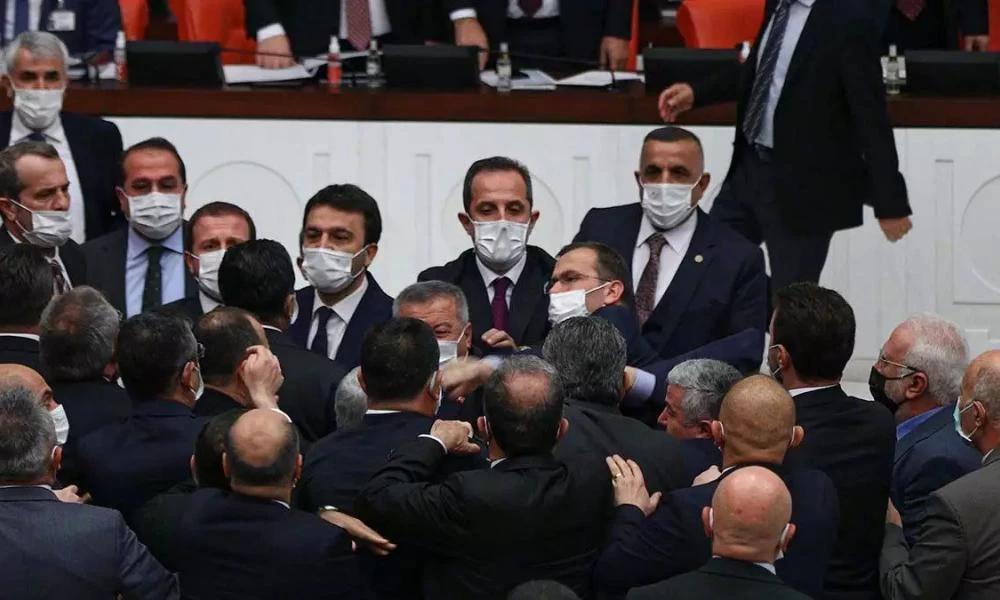 Έπεσαν μπουνιές μεταξύ κομμάτων στη Μεγάλη Εθνοσυνέλευση της Τουρκίας